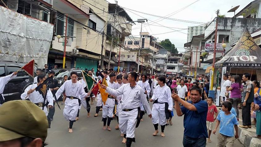 Ence Pia Hipnotis Warga Manado